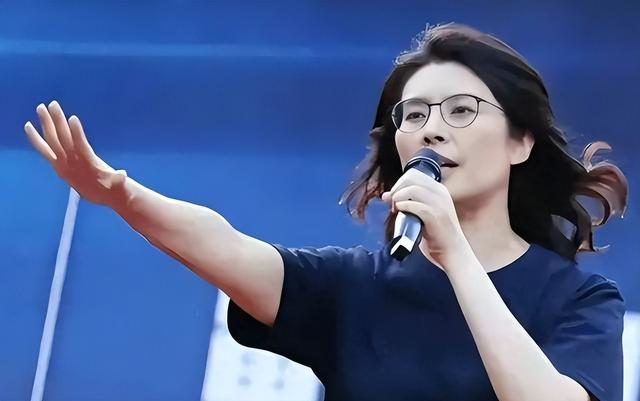 郑丽文当选第3天，就跟赖清德正面硬刚，下定决心赴京谁也拦不住