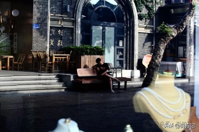 这条河边老街的“慢生活”：他们沿用数十年前的方式，一晃半生