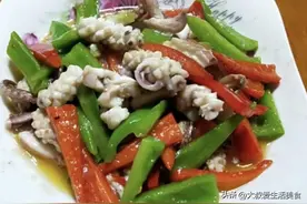教你青椒炒鱿鱼的家常做法，味道鲜美，清脆爽口，大人小孩都爱吃图片