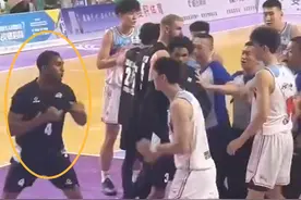 从篮下揍到底线，新疆队追打美国队！对面3次挑衅，赛后打服合影图片
