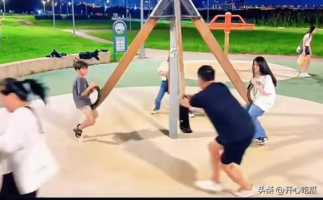小玥玥和小箖箖街头骑车散步，爸爸推姐弟俩荡秋千，玩得太开心了
