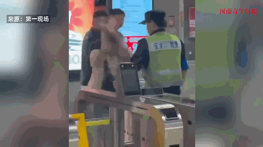 女子打地铁安检员事件升级！丑恶嘴脸曝光，原因被扒，全网已社死