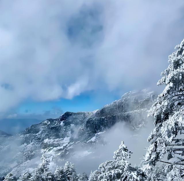 云南下雪了？你没有听错！云南两地飘雪了，美不胜收
