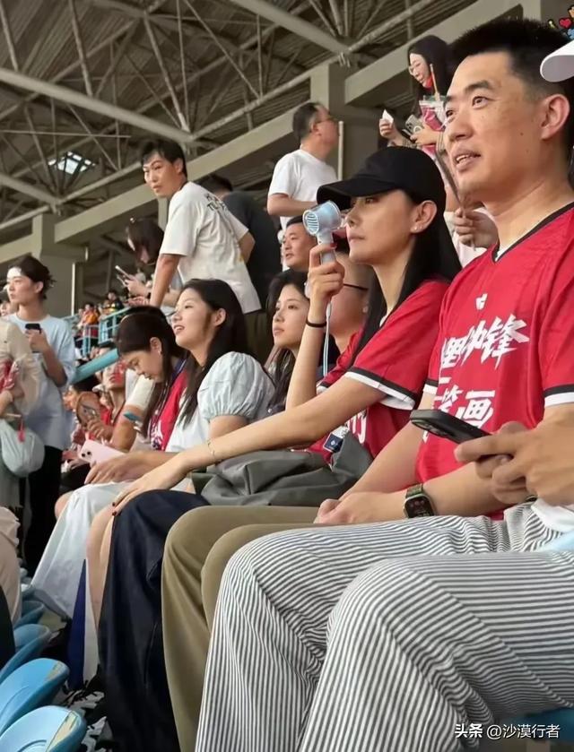 理想董事长李想携太太现身比赛现场，生了5孩子 身材丝毫不输明星