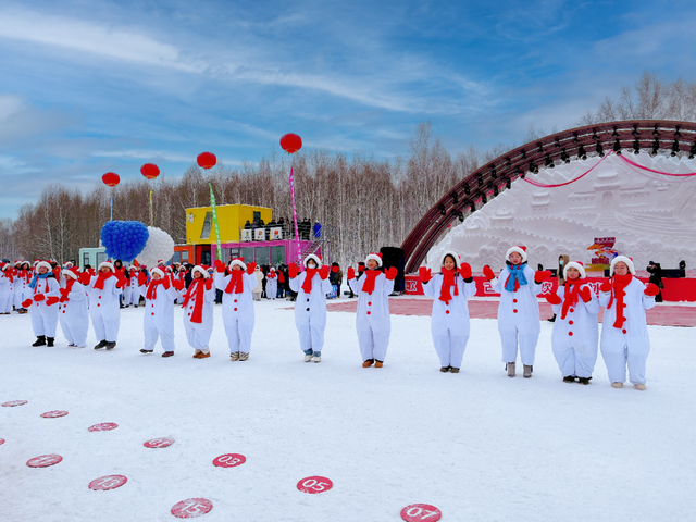 呼伦贝尔市第七届冰雪日暨牙克石凤凰山冰糖葫芦冰雪艺术季系列活动盛大启幕！