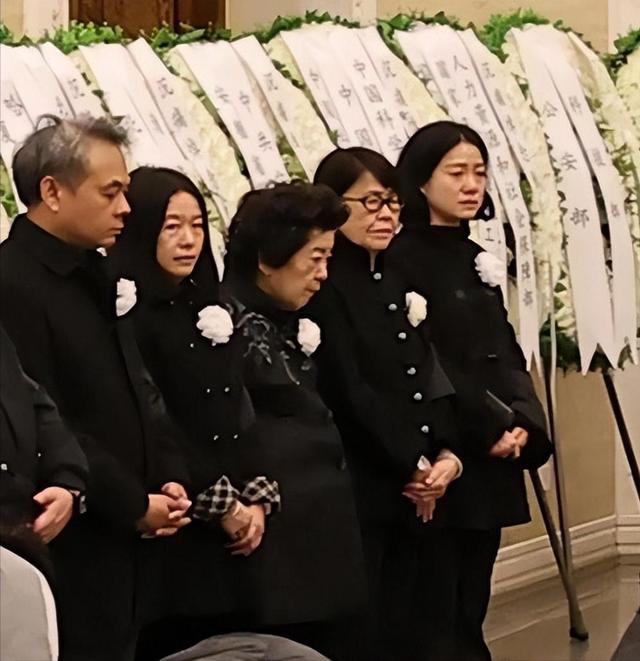 杨振宁葬礼结束，次子杨光宇发声，围绕翁帆的3个疑问，也该解开