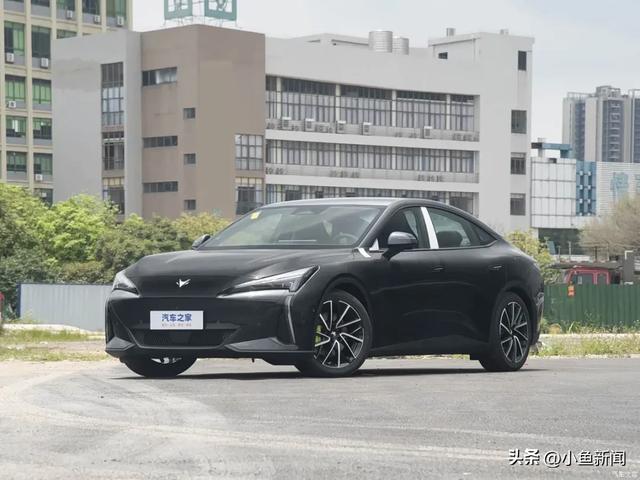 13.98万起买就中型轿车！三段式进气口，悬浮车顶，隐藏式门把手，双五辐轮圈，运动感满满！