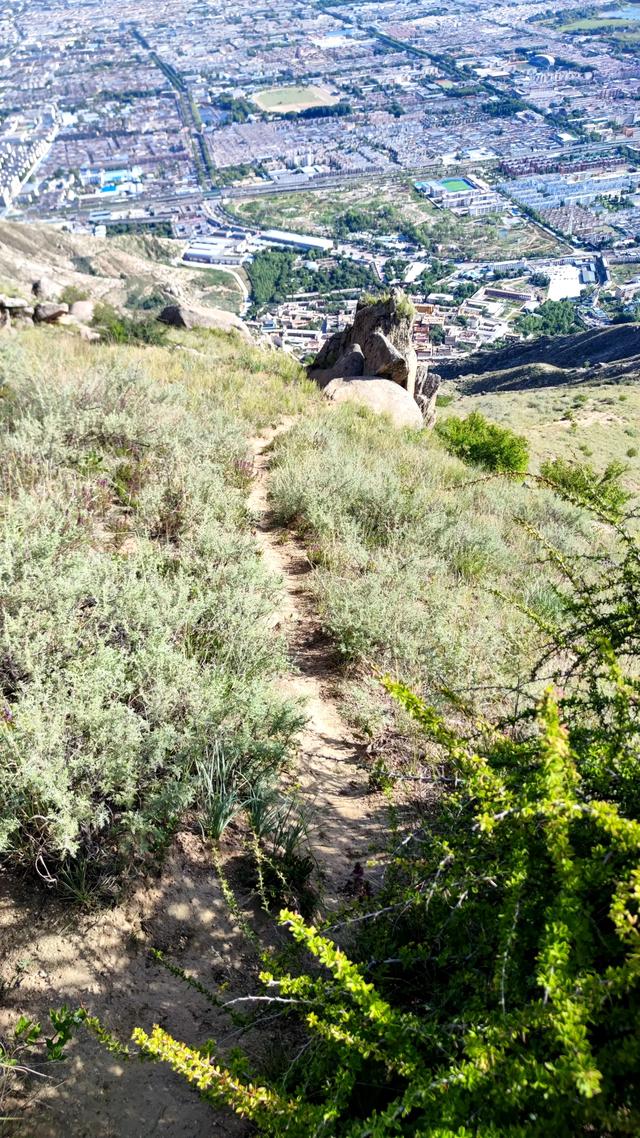 两登拉萨色拉寺后山，上升600米，山顶海拔4200米，经幡飘扬
