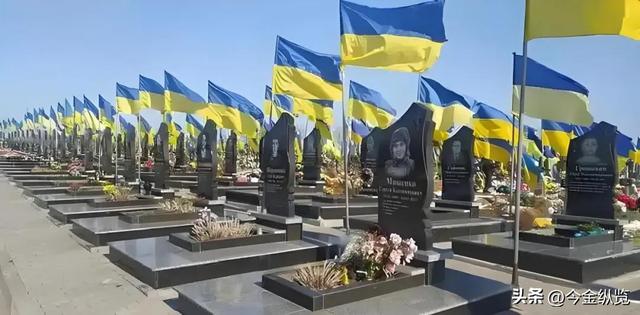 荣耀变葬礼！乌军授勋“最优秀者”遭俄导弹精准打击，悲剧重演！