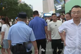 太原茂业商场门口两男子抢地盘“浴血奋战” 网友：这是拿生命在挣钱啊！图片