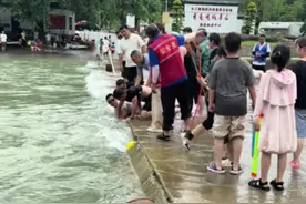 男童被急流吸入桥洞众人合力救出，景区：已摆放栏杆警戒，警方拟表扬救人者图片