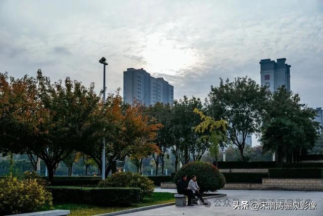 陕西渭南：天晴了 高新区时代广场秋色盎然