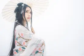 男子借宿尼姑庵，晚上被尼姑带到暗室，尼姑：有人害你图片