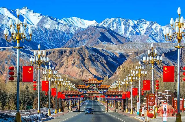 肃南秘境：祁连山下的小城藏着比张掖更野的丹霞与守护雪山的民族