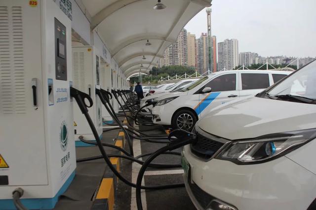 新能源车高速充电要叫号！国庆高速充电量涨41%，4.8万台桩扛不住