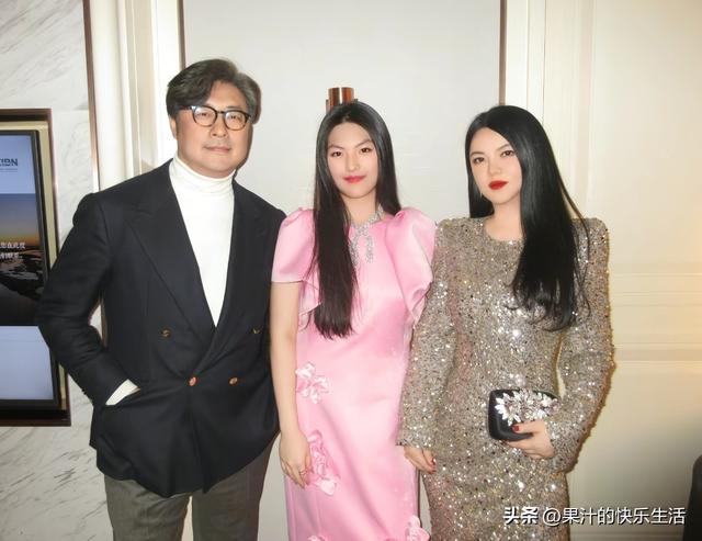 李湘瘦好多！带王诗龄哈尔滨参加活动！母女俩又瘦又薄！美出天际