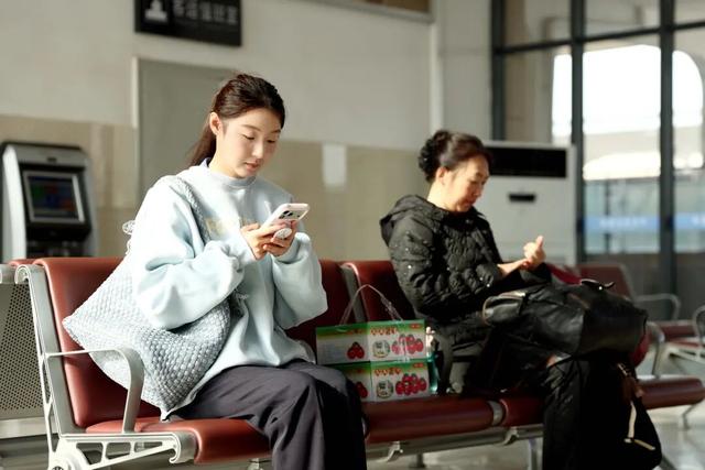 人人拎几箱坐火车！网友：错过等一年！