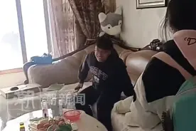 妈妈偷偷把儿子女朋友接回家，儿子躺沙发玩手机惊到跳起，妈妈：两人都是大学生，谈了好几年了图片