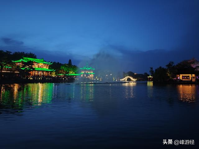 夜游瘦西湖，二十四桥明月夜，春江花月五亭桥