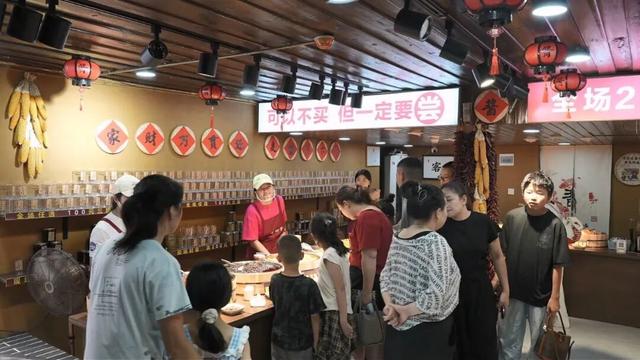 璀璨灯火映千年 长汀夜游人气旺