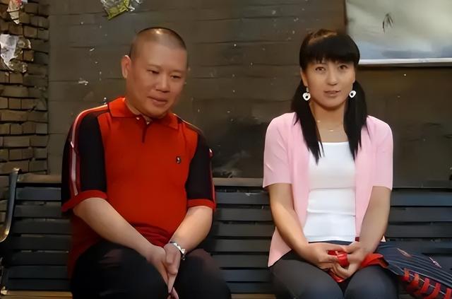 79岁侯耀华晚年凄凉！独居北京无保姆照料	，家里脏乱差环境寒酸