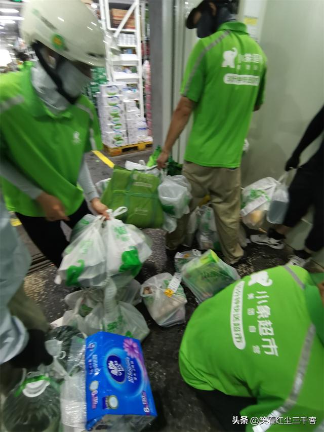 众包仔接到小象超市的订单，几张照片带你领略一下驻店骑手的状态
