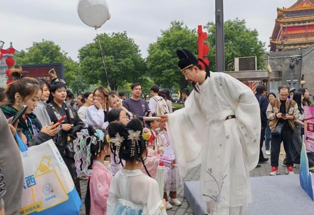 山河映月庆华诞！法门寺双节福利重磅来袭，名字带“国庆”可免费游园
