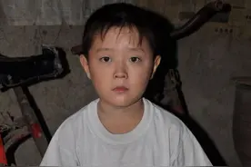 2011年6岁男孩为救父乞讨，却被父亲榨干价值后，和后妈卷走善款图片