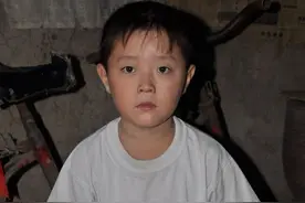 2011年6岁男孩为救父乞讨，却被父亲榨干价值后，和后妈卷走善款图片