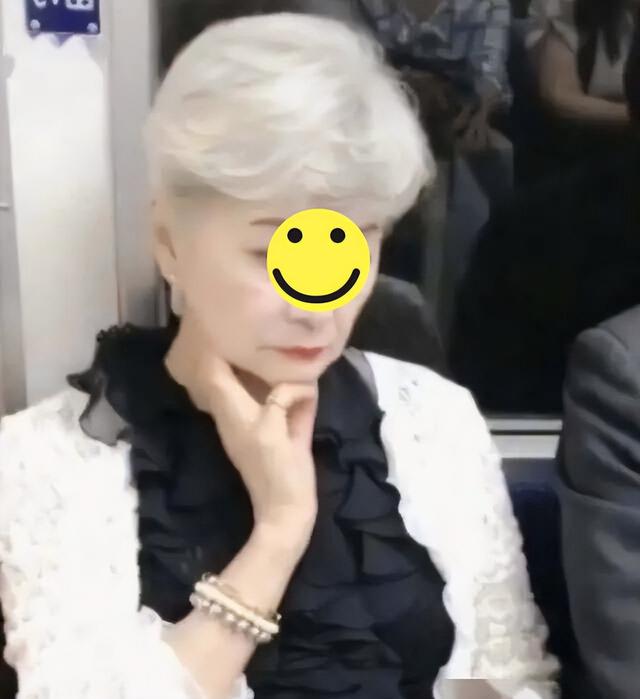又被北京“地铁奶奶”惊艳到！白发不染，不穿老年装，美得太高级