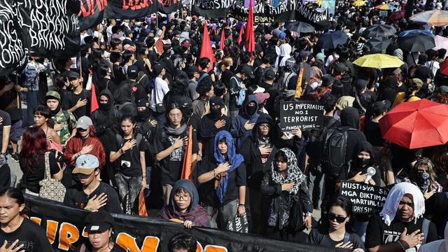 菲律宾大变天！总统府前火光冲天，马科斯失联，全国超20城全乱了