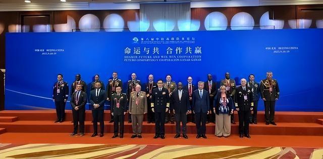 战舰战机全开火了，美不宣而战，18国军方齐聚北京，拉解放军联手