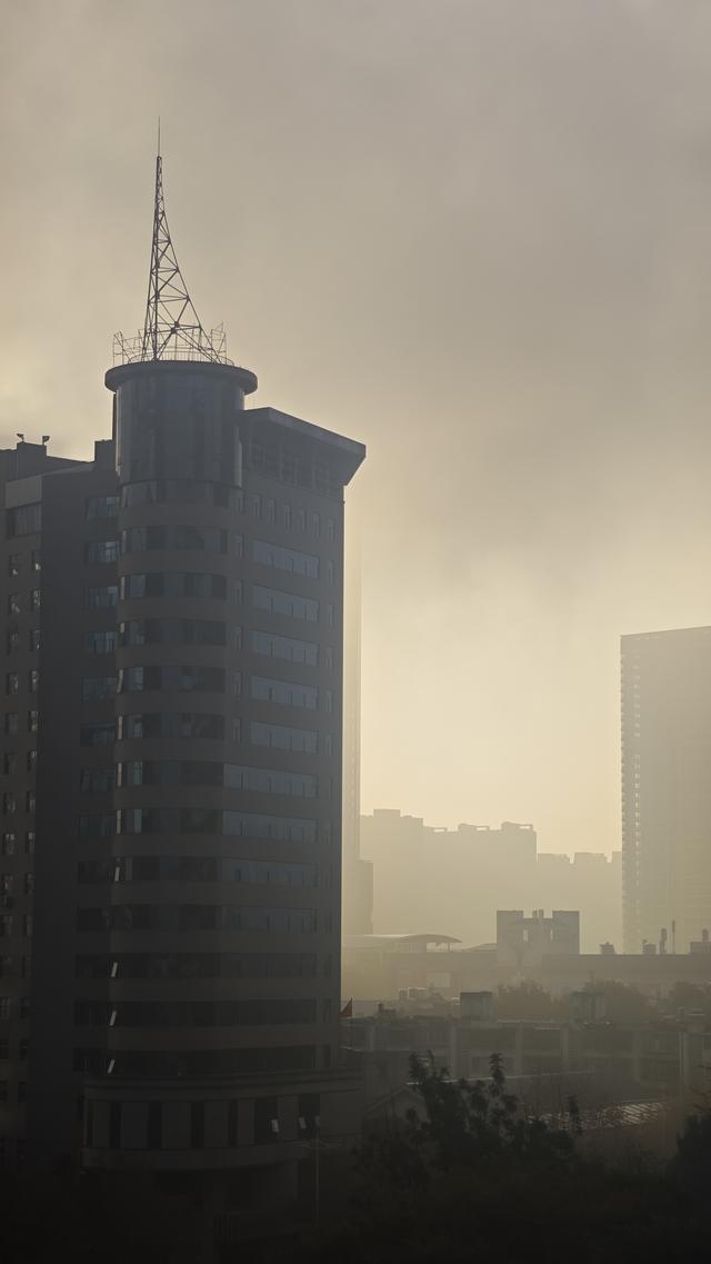 云南清晨藏着多样的景致 北霜南雾