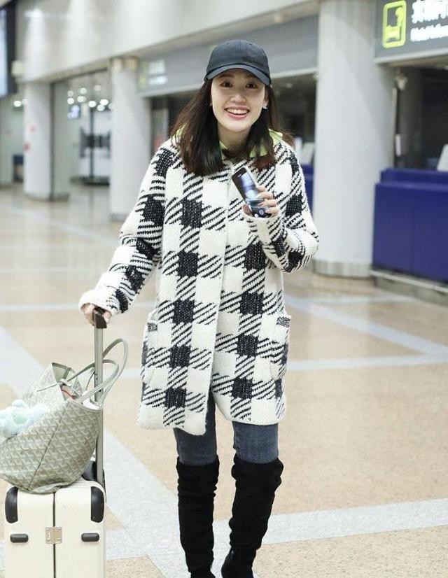 马蓉离开王宝强9年后更美了，走机场不忘秀玉女腿，越活越像明星