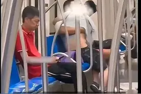 辣眼睛！两男子在地铁上做出不雅举动互啃互摸，上演限制级画面！图片