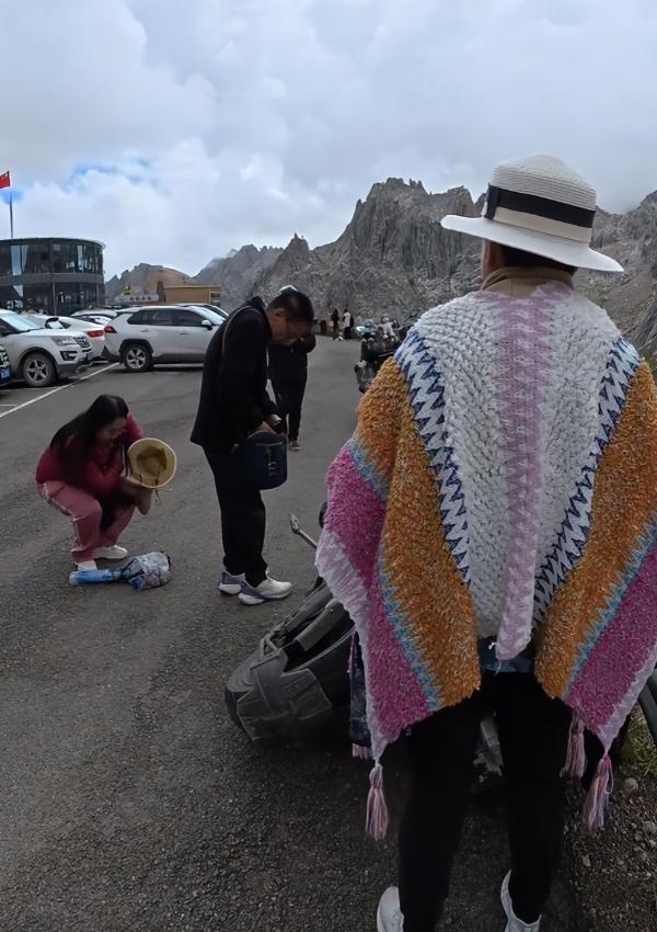 东北大姨进藏旅游，私骑路边价值20万摩托，翻车后 逃逸拉黑车主