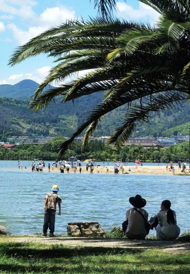 不输昆明！高铁可达20℃暖冬小城，泡温泉晒太阳水果随吃！人少物价低，6元就嗦粉！