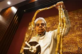 印度大爷将指甲留了66年，18年捐给博物馆后，他手指发生了大变化图片