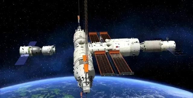 大批星链卫星突然坠落地球！中国空间站有3名航天员，怎么应对