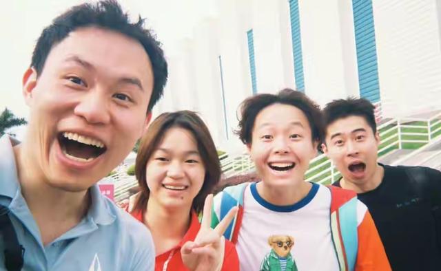 全红婵归队，留着长发，长成大姑娘了	，和陈艺文司雅杰喝下午茶