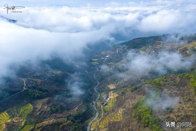 摩旅偶遇大理郊外的山区风光，云雾飘渺梯田春色，这就是永平县啊
