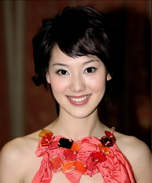 私生活混乱？遭央视“开除”？被传和小尼结婚的她，如今怎么样了