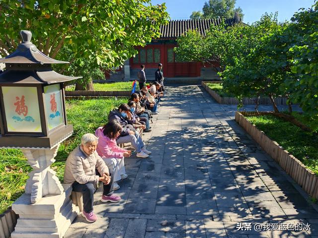 参观北京恭王府，过去一直觉得这是小景点，没想到游客居然这么多