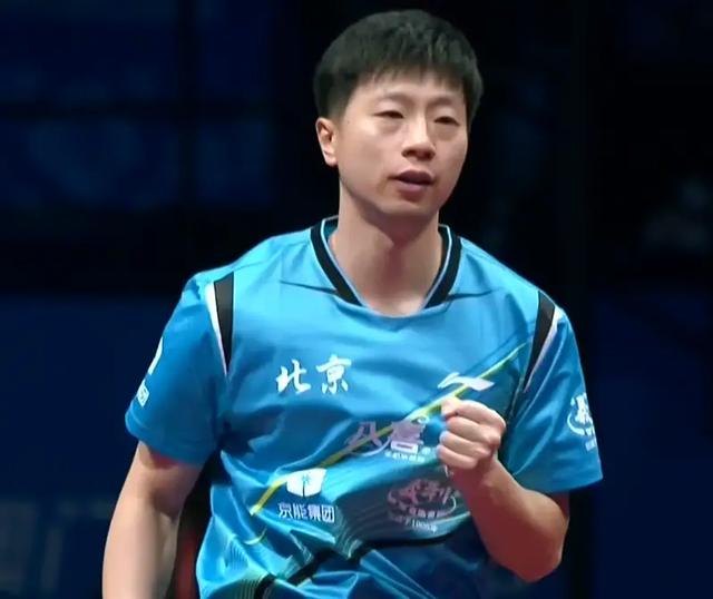 北京男团夺冠后,王楚钦又出“洋相”了,他的这一举动逗笑了球迷