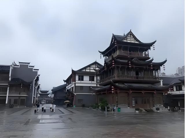 5年倒闭10家热门景区，年轻人穷游住帐篷，文旅地产梦碎一地