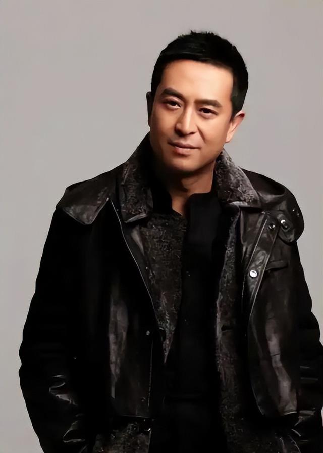 与王海燕离婚传闻真相大白1年，55岁张嘉益近况曝出，一点不意外