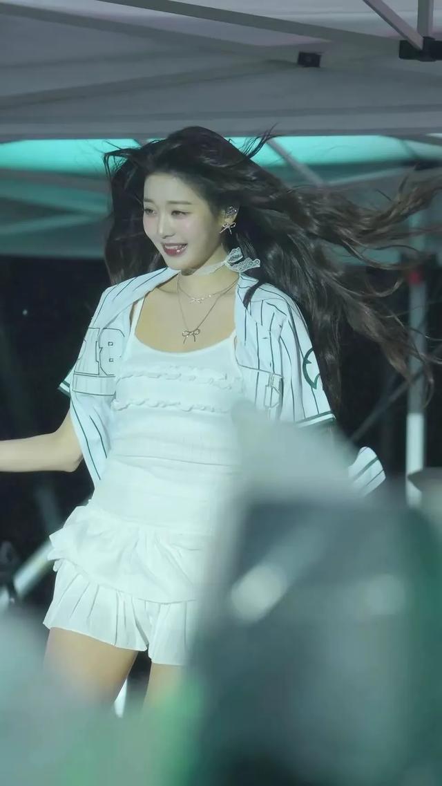 20岁的张元英这蕾丝肚兜和颈环越来越有人妻熟妇感了！还肥了不少