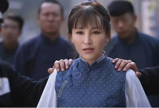 她19岁与导演私奔，在地下室裸婚连生3胎，今被丈夫用7部剧捧红