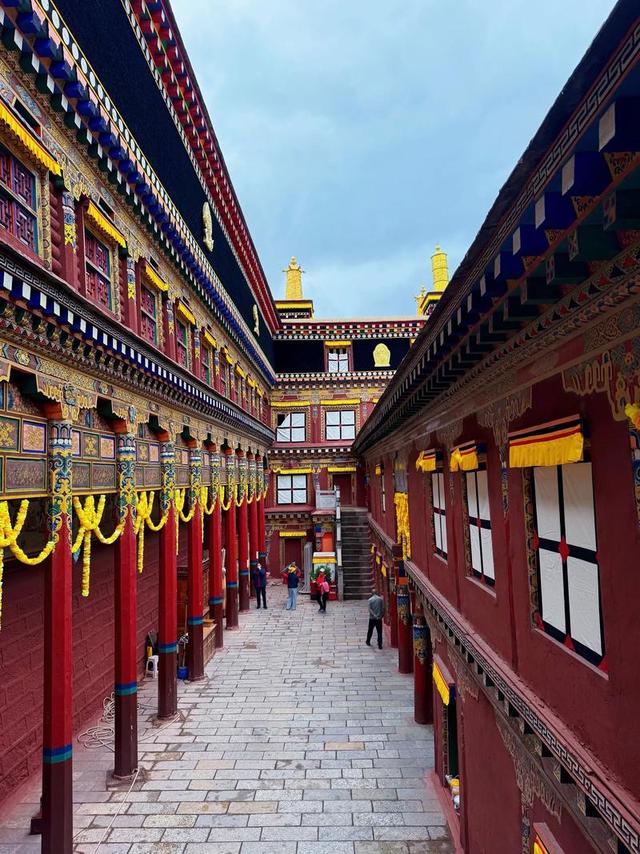 我国有甘孜藏族自治州、恩施土家族苗族自治州等30个自治州