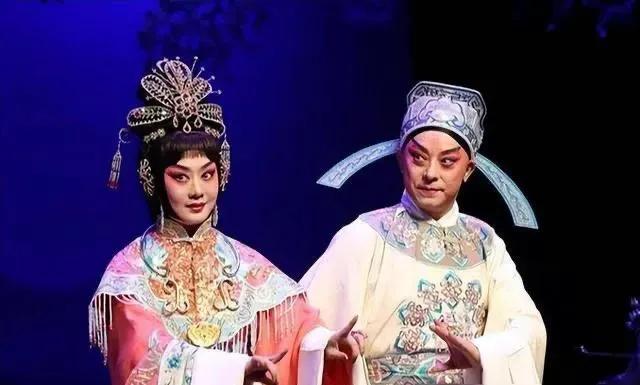 至今未婚未育，身边却有男人陪了近27年！59岁的她才是真人间清醒